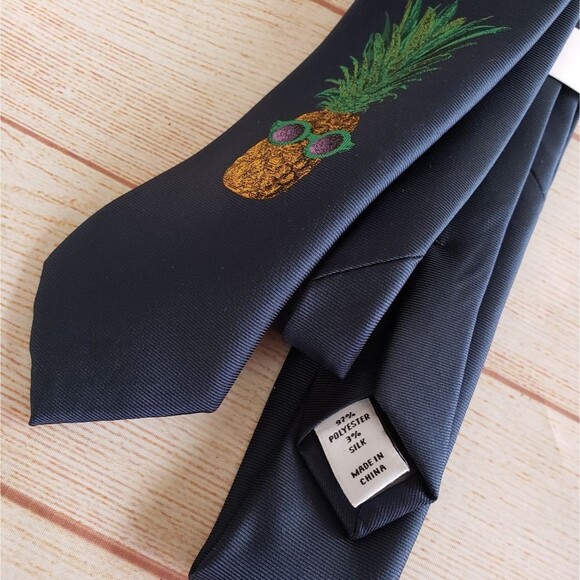 Bar III Ruba Pineapple Graphic Tie Tiki Bar Summer Sunglasses Fun Tie Navy Blue - Picture 4 of 8